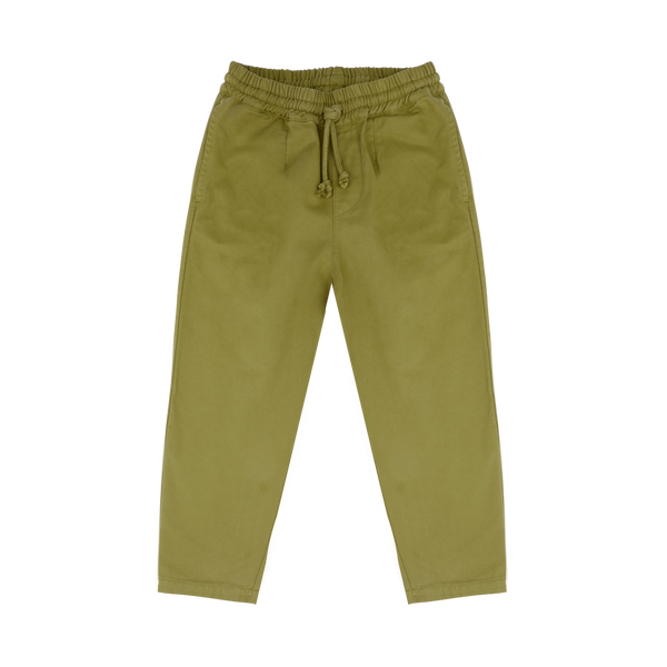 Mosgroene chino broek voor jongens van Jenest, gemaakt van 100% biologisch katoen. | Ontdek Jenest bij Little Fashion Addict