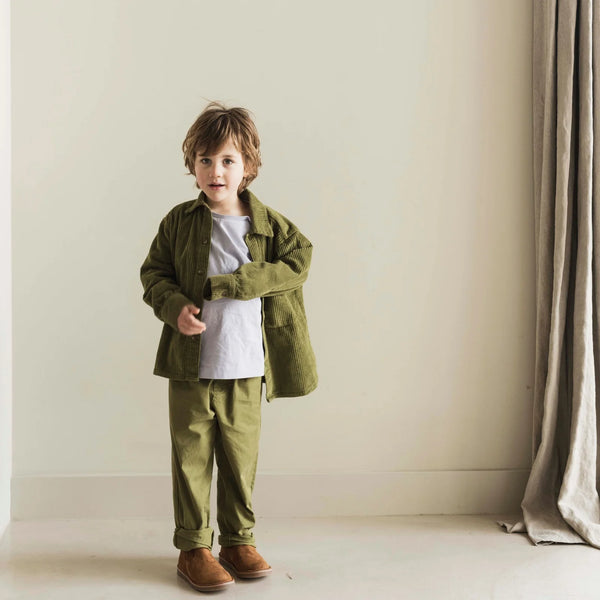 Mosgroene chino broek voor jongens van Jenest, gemaakt van 100% biologisch katoen. | Ontdek Jenest bij Little Fashion Addict