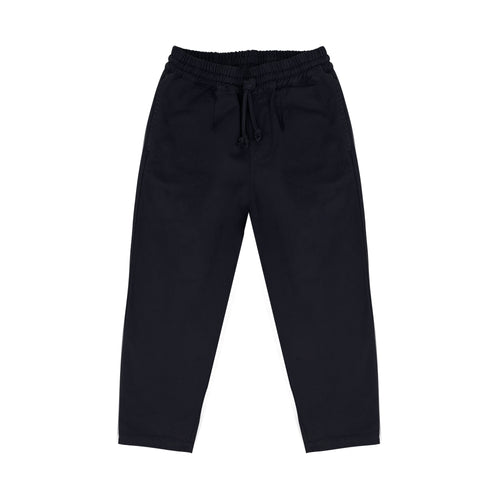 Comfy Chino Navy Blue van Jenest – Donkerblauwe jongensbroek met relaxte pasvorm en elastische tailleband, verkrijgbaar bij Little Fashion Addict