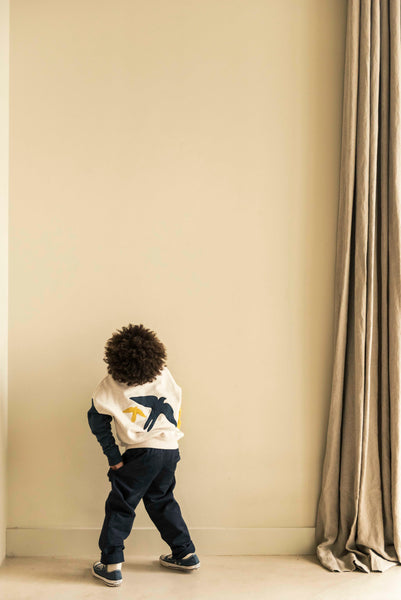 Comfy Chino Navy Blue van Jenest – Donkerblauwe jongensbroek met relaxte pasvorm en elastische tailleband, verkrijgbaar bij Little Fashion Addict