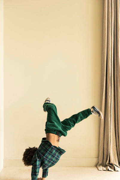 Donkergroene ribfluwelen broek voor jongens van Jenest, gemaakt van 100% biologisch katoen – met steekzakken en elastische tailleband | Verkrijgbaar bij Little Fashion Addict