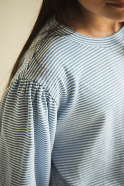 Gestreept meisjes-T-shirt van Jenest met ¾-mouwen en geborduurd detail | Eve T-shirt Grape Blue Stripe | verkrijgbaar bij Little Fashion Addict