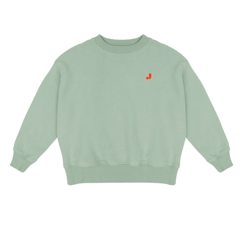 Happy Bird Sweater Sage Green van Jenest – saliegroene unisex sweater met grafische rugprint in biologisch katoen | Ontdek Jenest bij Little Fashion Addict