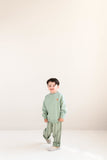 Happy Bird Sweater Sage Green van Jenest – saliegroene unisex sweater met grafische rugprint in biologisch katoen | Ontdek Jenest bij Little Fashion Addict