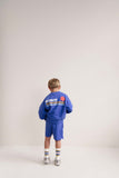 Jack Sweater Cobalt Blue van Jenest – kobaltblauwe jongenssweater met subtiele borduring vooraan en En Route print op de rug | Ontdek Jenest bij Little Fashion Addict