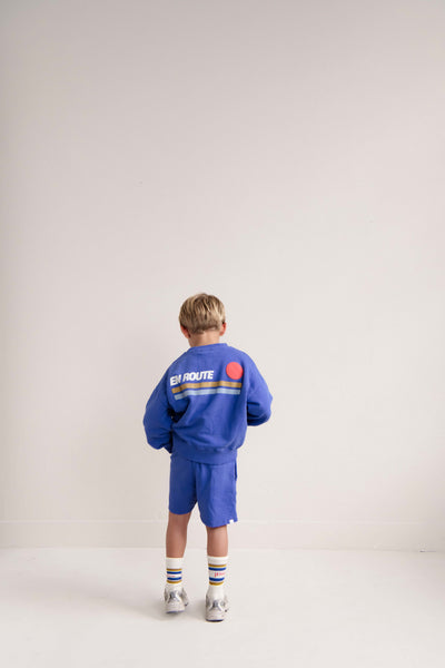 Jack Sweater Cobalt Blue van Jenest – kobaltblauwe jongenssweater met subtiele borduring vooraan en En Route print op de rug | Ontdek Jenest bij Little Fashion Addict