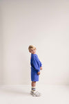 Jack Sweater Cobalt Blue van Jenest – kobaltblauwe jongenssweater met subtiele borduring vooraan en En Route print op de rug | Ontdek Jenest bij Little Fashion Addict