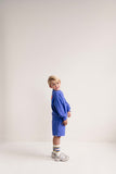 Jack Sweater Cobalt Blue van Jenest – kobaltblauwe jongenssweater met subtiele borduring vooraan en En Route print op de rug | Ontdek Jenest bij Little Fashion Addict