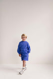 Jack Sweater Cobalt Blue van Jenest – kobaltblauwe jongenssweater met subtiele borduring vooraan en En Route print op de rug | Ontdek Jenest bij Little Fashion Addict