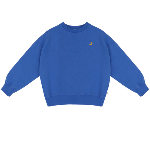 Jack Sweater Cobalt Blue van Jenest – kobaltblauwe jongenssweater met subtiele borduring vooraan en En Route print op de rug | Ontdek Jenest bij Little Fashion Addict