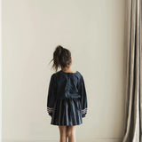 Donkergrijze blouse met puffy mouwen, gemaakt van duurzame poplin met kleurrijke bandjes aan de mouwuiteinden van Jenest | Verkrijgbaar bij Little Fashion Addict
