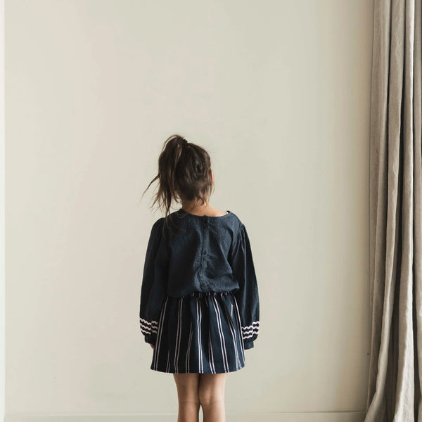 Donkergrijze blouse met puffy mouwen, gemaakt van duurzame poplin met kleurrijke bandjes aan de mouwuiteinden van Jenest | Verkrijgbaar bij Little Fashion Addict
