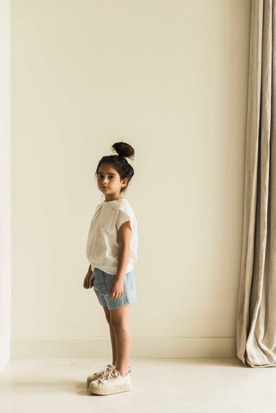Jenest denim short voor meisjes met licht gewassen look en zwaluwprint | Julie Shorts Light Wash | verkrijgbaar bij Little Fashion Addict