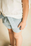 Jenest denim short voor meisjes met licht gewassen look en zwaluwprint | Julie Shorts Light Wash | verkrijgbaar bij Little Fashion Addict