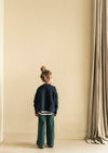 Meisjesbroek met donkerblauw-groene retro ruitjes en rechte snit van Jenest – zacht en comfy, ideaal voor school of vrije tijd. | Verkrijgbaar bij Little Fashion Addict