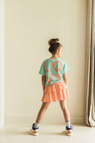 Meisjest-shirt in aqua groen van Jenest met roze LOVE-print op de rug | Livia T-shirt Aqua Green | verkrijgbaar bij Little Fashion Addict