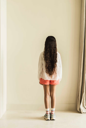 Koraaloranje meisjes short Lou van Jenest in biologisch katoen – verkrijgbaar bij Little Fashion Addict