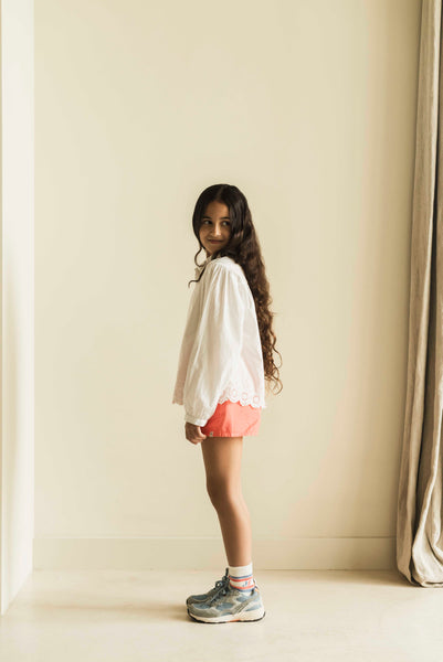 Koraaloranje meisjes short Lou van Jenest in biologisch katoen – verkrijgbaar bij Little Fashion Addict