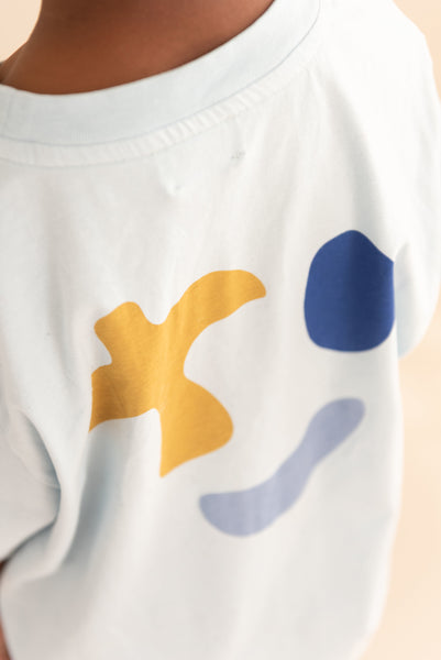Mase T-shirt Water Blue van Jenest – lichtblauwe oversized jongens T-shirt met grafische rugprint | Ontdek Jenest bij Little Fashion Addict