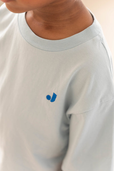 Mase T-shirt Water Blue van Jenest – lichtblauwe oversized jongens T-shirt met grafische rugprint | Ontdek Jenest bij Little Fashion Addict