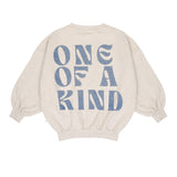 Oversized ecru sweater met blauwe 'One of a Kind' rugprint van Jenest, voor meisjes | Verkrijgbaar bij Little Fashion Addict