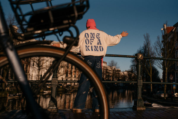 Oversized ecru sweater met blauwe 'One of a Kind' rugprint van Jenest, voor meisjes | Verkrijgbaar bij Little Fashion Addict