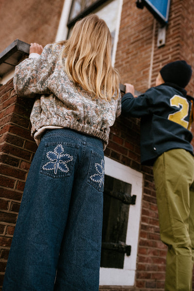 Donkerblauwe meisjesjeans van Jenest met wijde pijpen en bloemenborduursel op de achterzakken – gemaakt van 100% duurzame katoen. | Sera Denim Pants Dark Wash | Ontdek Jenest bij Little Fashion Addict