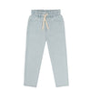 unisex jeansbroek in light wash van Jenest, met comfortabele elastische taille en rechte pijpen | Verkrijgbaar bij Little Fashion Addict