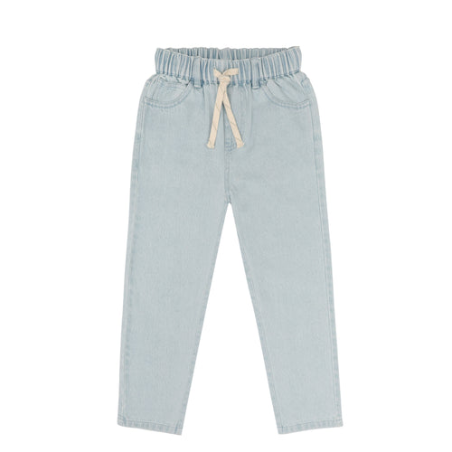 unisex jeansbroek in light wash van Jenest, met comfortabele elastische taille en rechte pijpen | Verkrijgbaar bij Little Fashion Addict