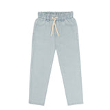unisex jeansbroek in light wash van Jenest, met comfortabele elastische taille en rechte pijpen | Verkrijgbaar bij Little Fashion Addict