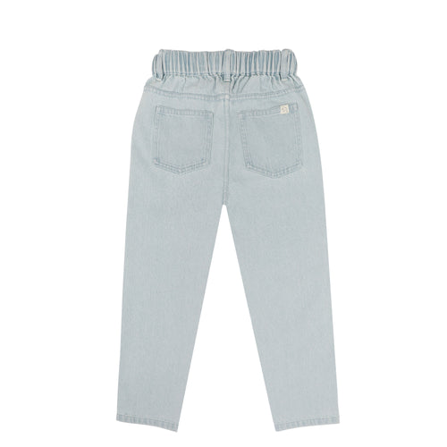 unisex jeansbroek in light wash van Jenest, met comfortabele elastische taille en rechte pijpen | Verkrijgbaar bij Little Fashion Addict