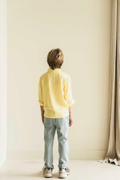 unisex jeansbroek in light wash van Jenest, met comfortabele elastische taille en rechte pijpen | Verkrijgbaar bij Little Fashion Addict