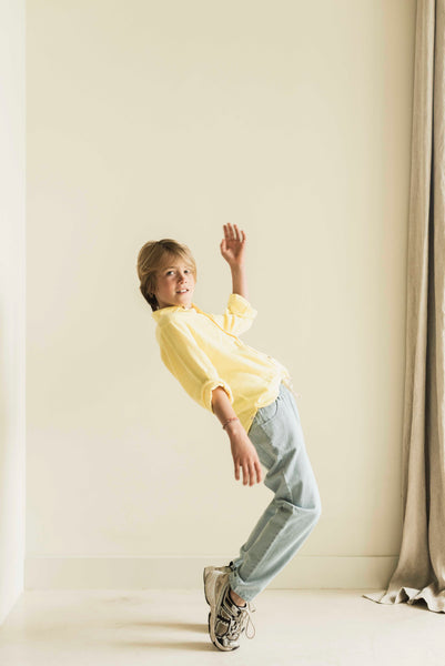 unisex jeansbroek in light wash van Jenest, met comfortabele elastische taille en rechte pijpen | Verkrijgbaar bij Little Fashion Addict