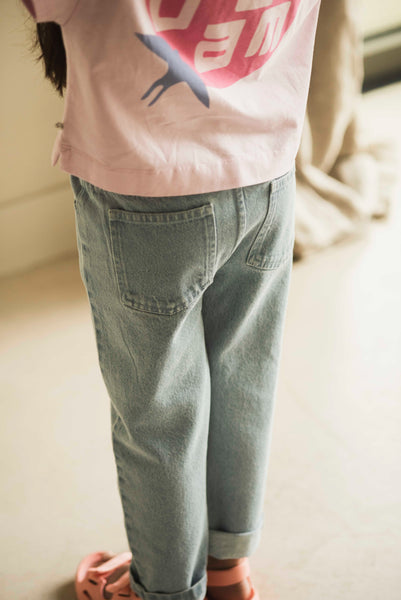 unisex jeansbroek in light wash van Jenest, met comfortabele elastische taille en rechte pijpen | Verkrijgbaar bij Little Fashion Addict