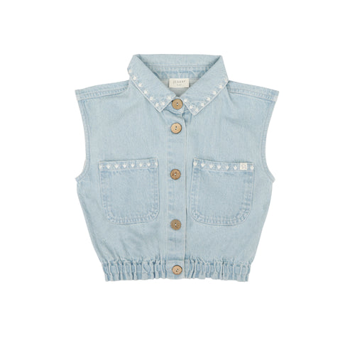 Lichtblauw denim gilet voor meisjes van Jenest met geborduurde hartjes en houten knopen | Jenest is verkrijgbaar bij Little Fashion Addict
