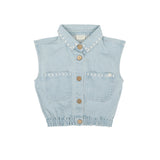 Lichtblauw denim gilet voor meisjes van Jenest met geborduurde hartjes en houten knopen | Jenest is verkrijgbaar bij Little Fashion Addict
