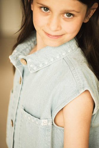 Lichtblauw denim gilet voor meisjes van Jenest met geborduurde hartjes en houten knopen | Jenest is verkrijgbaar bij Little Fashion Addict