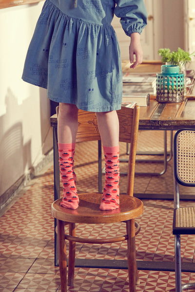 Comfortabele denimjurk met oogjes en 'Our Imaginary Friends' print" van Letter To The World | Verkrijgbaar bij Little Fashion Addict