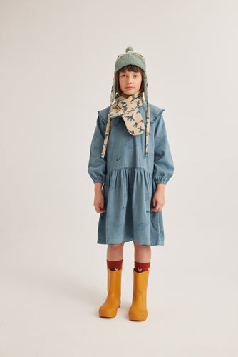 Comfortabele denimjurk met oogjes en 'Our Imaginary Friends' print" van Letter To The World | Verkrijgbaar bij Little Fashion Addict