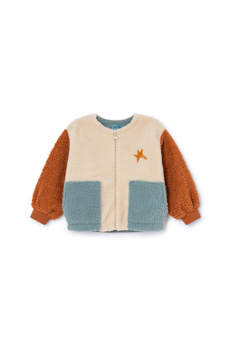 Ivoorkleurige sherpa jas met roestkleurige mouwen en sterdetail van Letter To The World | Ontdek het kinderkledingmerk Letter To The World bij Little Fashion Addict