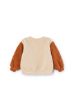Ivoorkleurige sherpa jas met roestkleurige mouwen en sterdetail van Letter To The World | Ontdek het kinderkledingmerk Letter To The World bij Little Fashion Addict