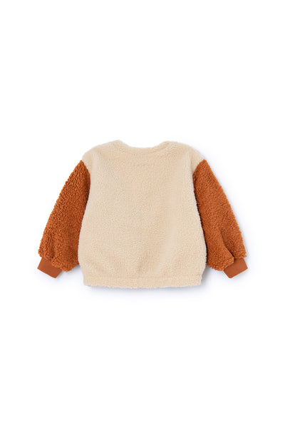 Ivoorkleurige sherpa jas met roestkleurige mouwen en sterdetail van Letter To The World | Ontdek het kinderkledingmerk Letter To The World bij Little Fashion Addict