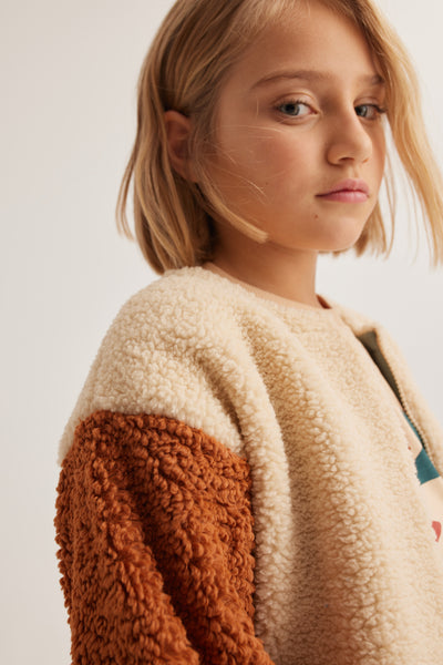 Ivoorkleurige sherpa jas met roestkleurige mouwen en sterdetail van Letter To The World | Ontdek het kinderkledingmerk Letter To The World bij Little Fashion Addict