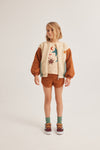 Ivoorkleurige sherpa jas met roestkleurige mouwen en sterdetail van Letter To The World | Ontdek het kinderkledingmerk Letter To The World bij Little Fashion Addict