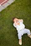Kind draagt off-white t-shirt met ijsjesprint uit de Champions League of Fun collectie | Verkrijgbaar bij Little Fashion Addict