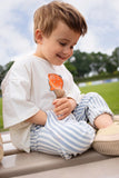 Kind draagt off-white t-shirt met ijsjesprint uit de Champions League of Fun collectie | Verkrijgbaar bij Little Fashion Addict