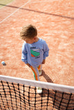 Jong kind draagt blauwe Padel Rebel sweater van Sproet & Sprout op sportveld | Sweatshirt Padel Rebel Forever Blue uit de Champions League of Fun Collectie