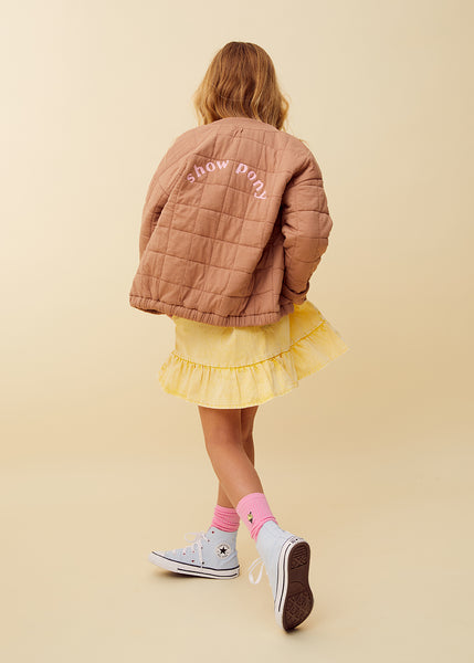 Pastelgeel denim rokje met volant van Sproet & Sprout | Uit de Champions League of Fun collectie - Verkrijgbaar bij Little Fashion Addict