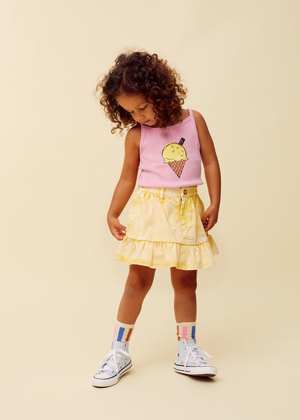 Pastelgeel denim rokje met volant van Sproet & Sprout | Uit de Champions League of Fun collectie - Verkrijgbaar bij Little Fashion Addict