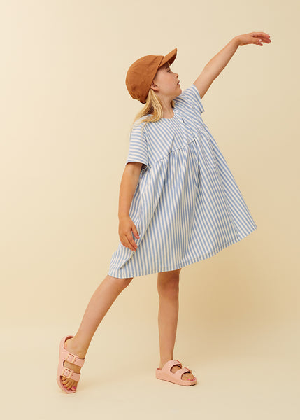 Luchtige zomerjurk met strepen van Sproet & Sprout uit de Champions League of Fun - Verkrijgbaar bij Little Fashion Addict